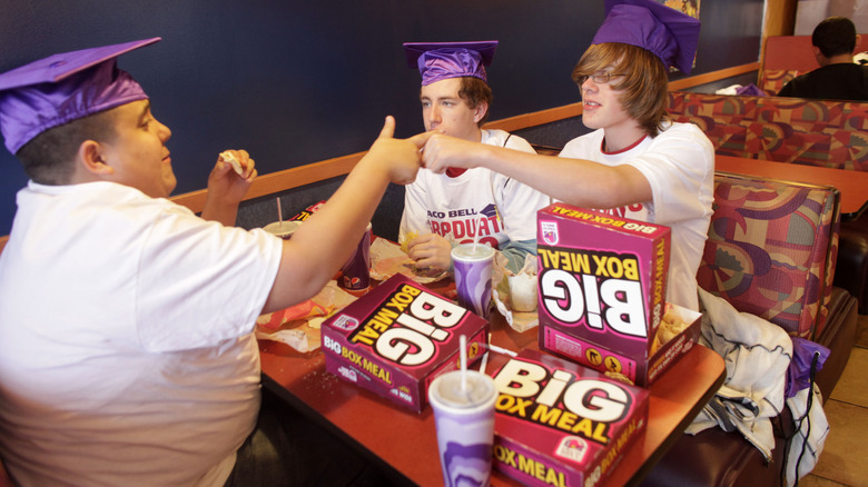 high schoolers eating at taco bell