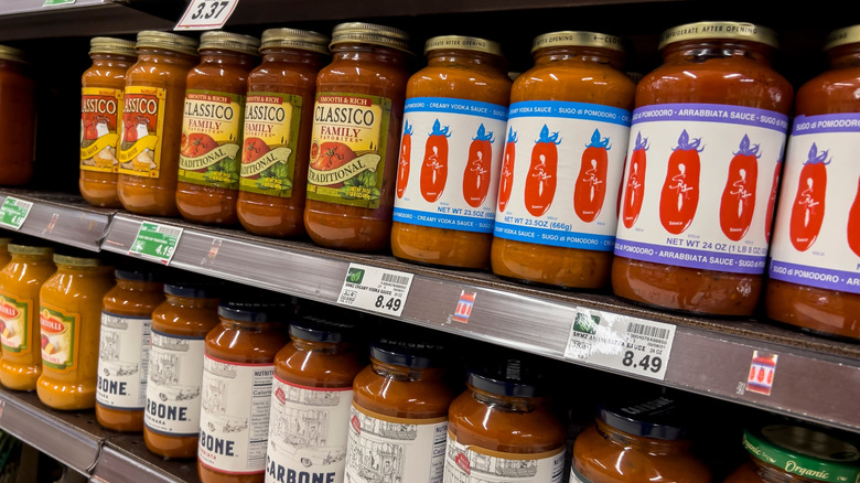 Varied brands of marinara sauce on store shelves