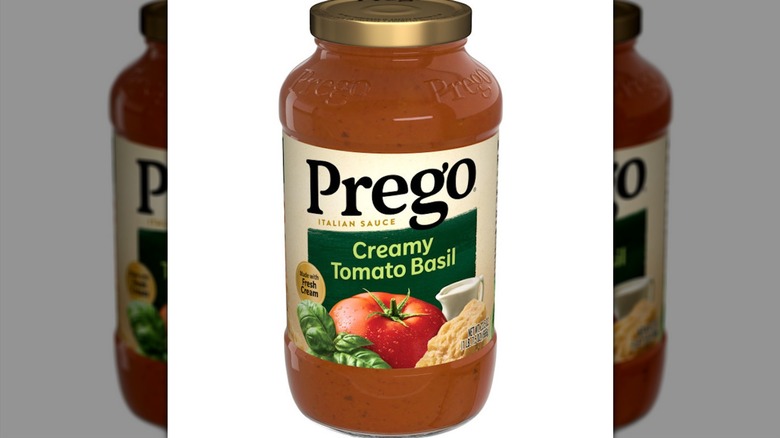 Jar of Prego creamy marinara sauce