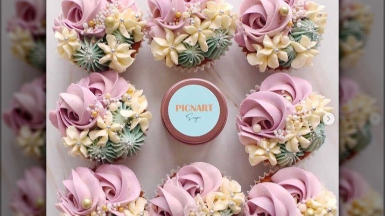 wedding cupcakes with logo