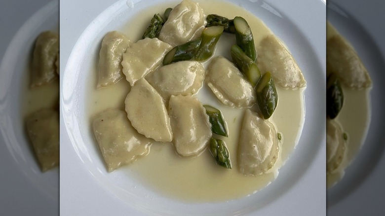 ravioli con asparagi