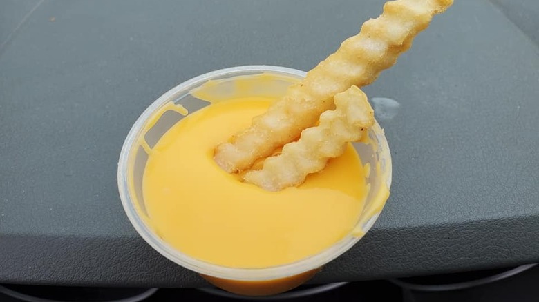 Fries in cheese sauce