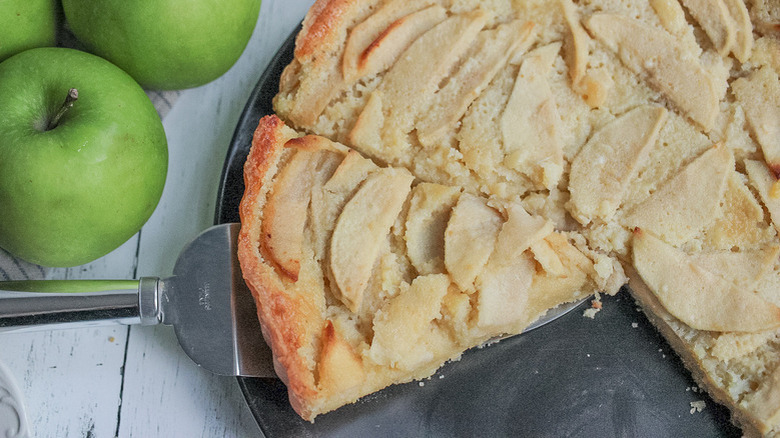 Apple tart with apples