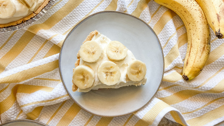 Banana cream pie with bananas