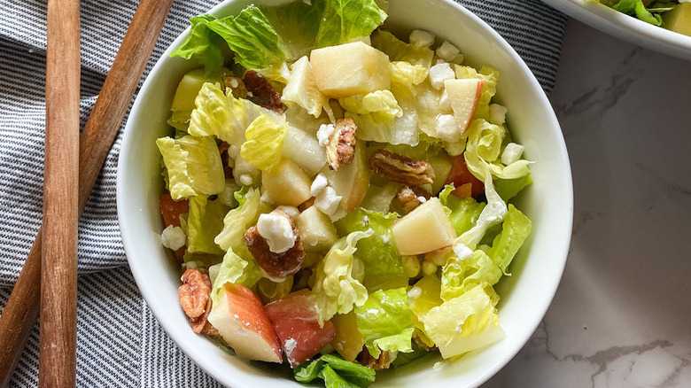 Salad with apples and cheese