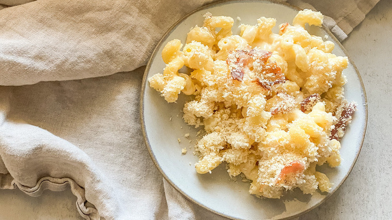 Macaroni and cheese on plate