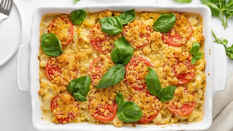 Macaroni and cheese with tomatoes