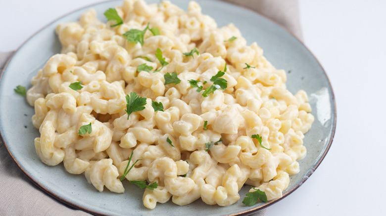 Macaroni and cheese on plate