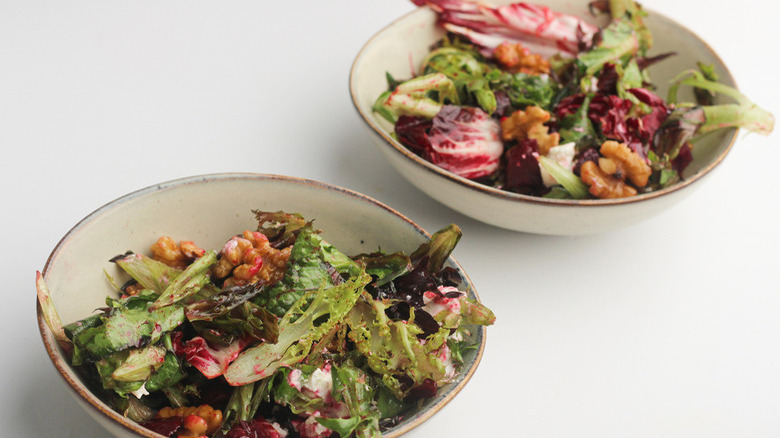 Salad with beets and walnuts 