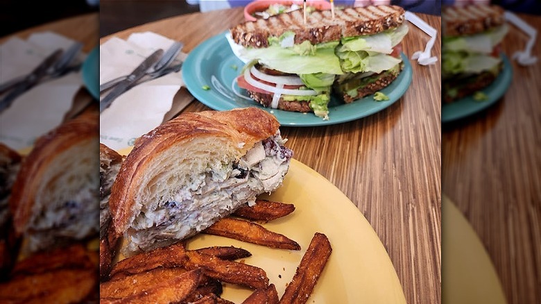 Sandwich restaurant table