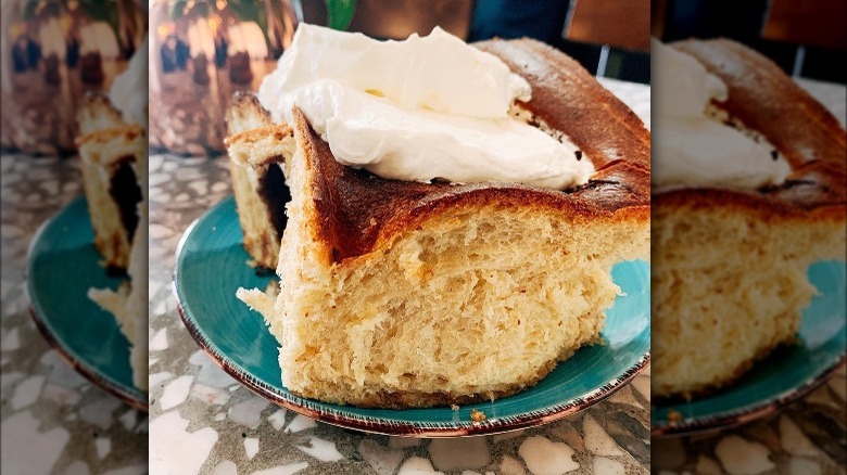 Giant cinnamon roll icing