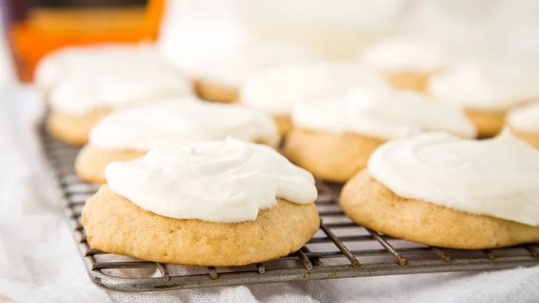 frosted maple cookies on cooling rack 