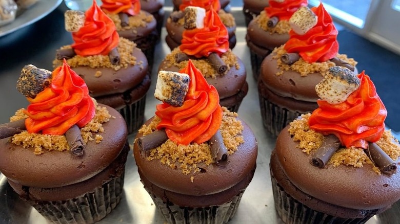 campfire icing cupcakes