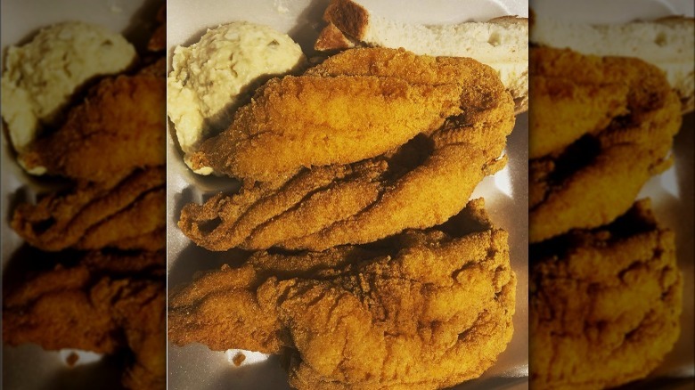 Fried fish with mashed potatoes and bread