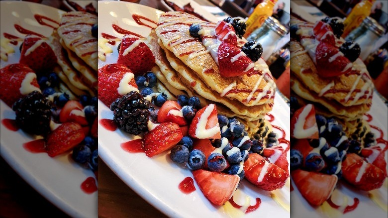 Berry pancakes dish