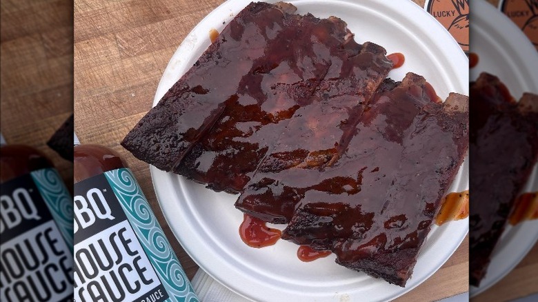 Plate of ribs and sauce