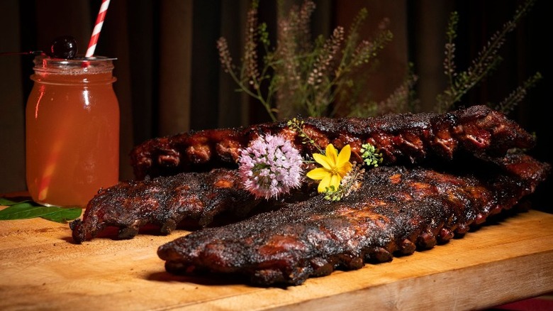 Ribs, flowers, and drink