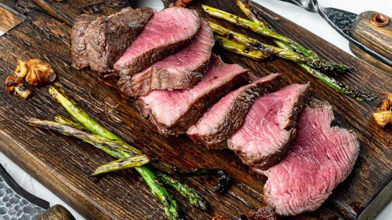 sliced beef tenderloin roasted asparagus