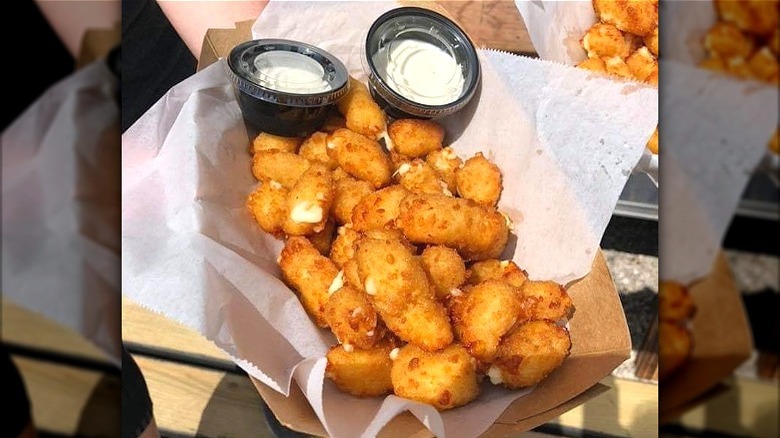 Fried cheese curds with dipping sauce 