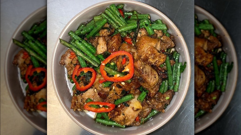 chicken, peppers, and green beans