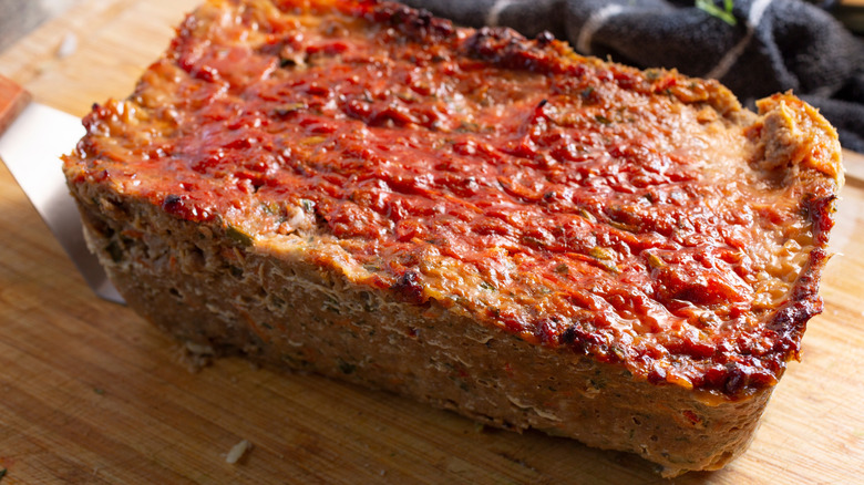 A meatless meatloaf rests on a cutting board.