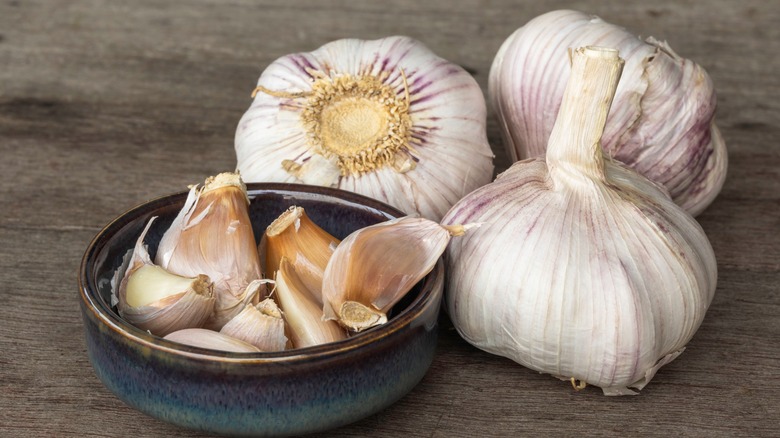 Bulbs and cloves of garlic 