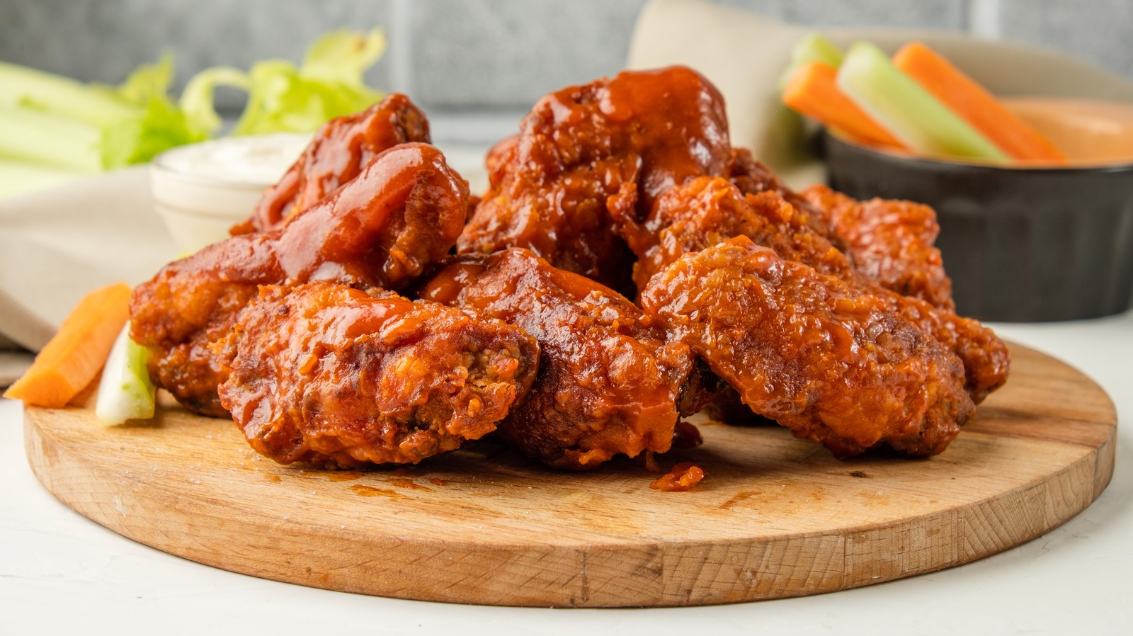 The Absurd World Record For The Most Chicken Wings Eaten In 30 Minutes