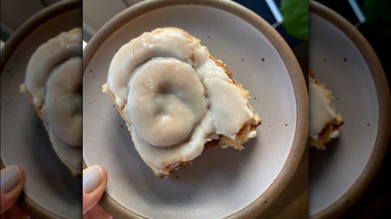 Aldi ready-to-eat cinnamon roll on plate