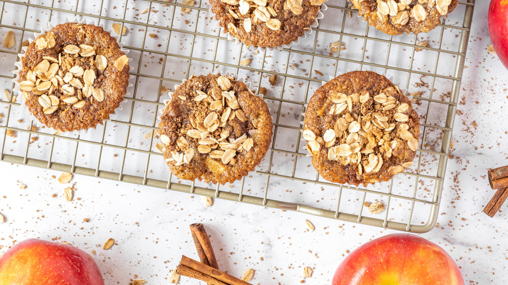 apple cinnamon muffins cooling