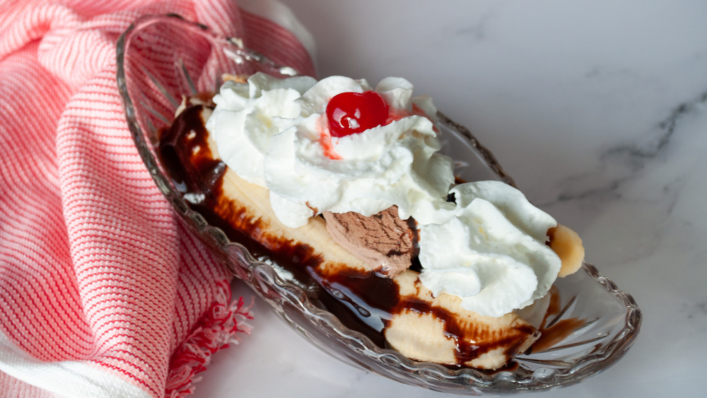 banana split recipe served