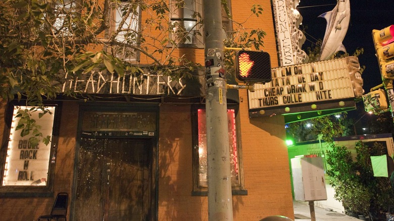 Headhunters bar facade