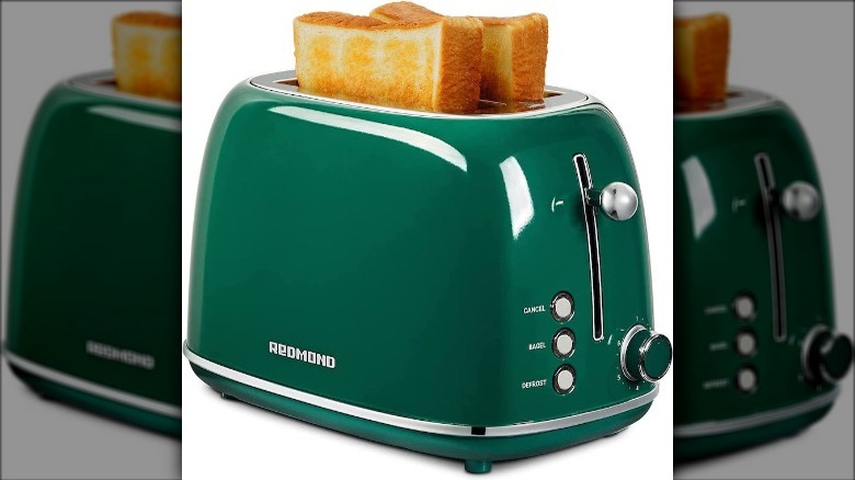 Redmond toaster with removable crumb trays