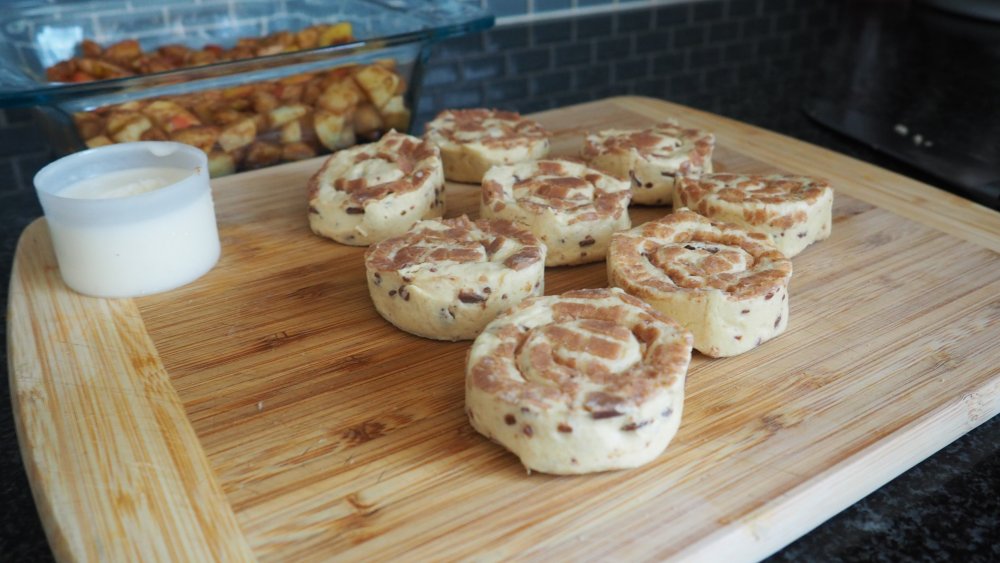 what to do with canned cinnamon rolls for 3-ingredient apple cobbler