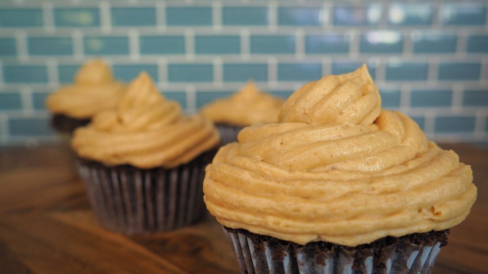 3-ingredient peanut butter frosting cupcakes