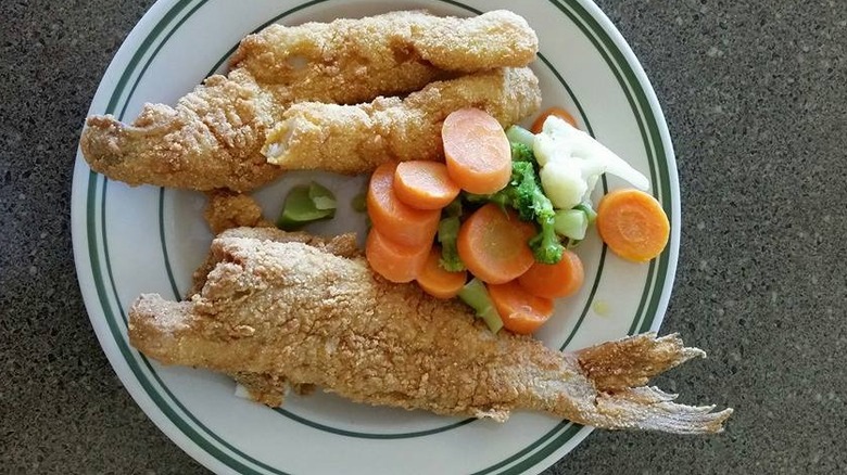 Fried fish and steamed vegetables