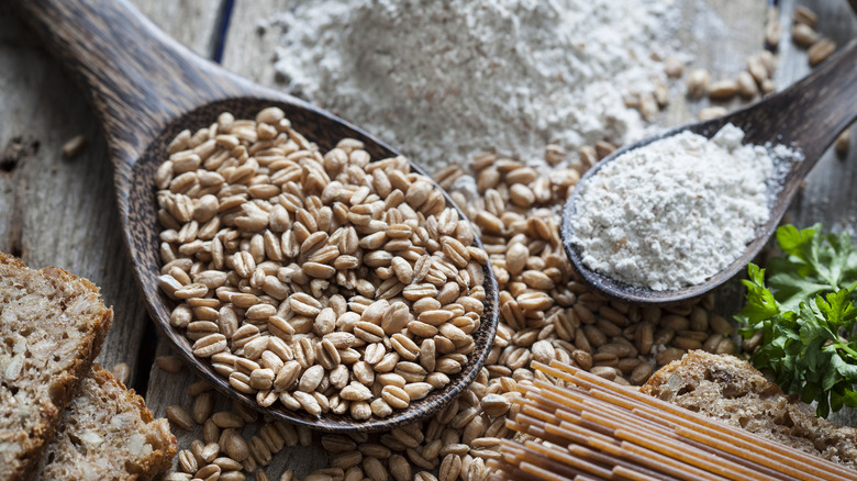 Spelt grains and flour