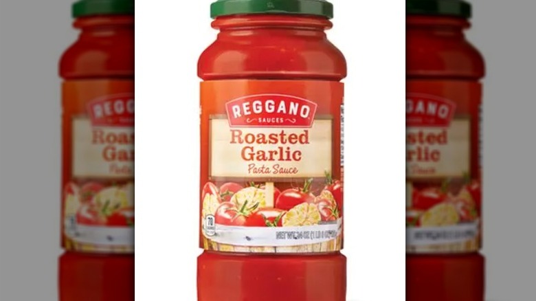 jar of Reggano roasted garlic marinara