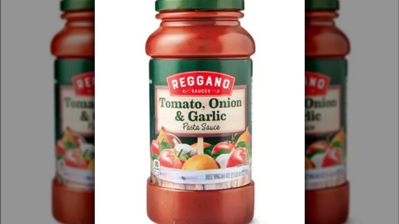 jar of Reggano tomato onion garlic sauce