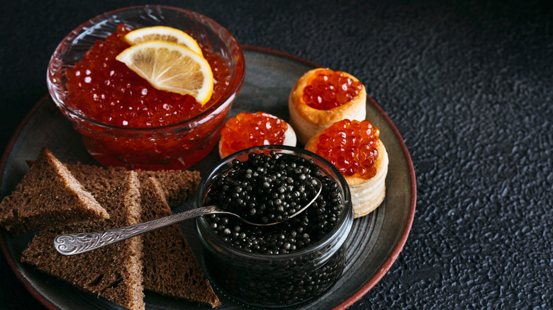 caviar with bread and lemon
