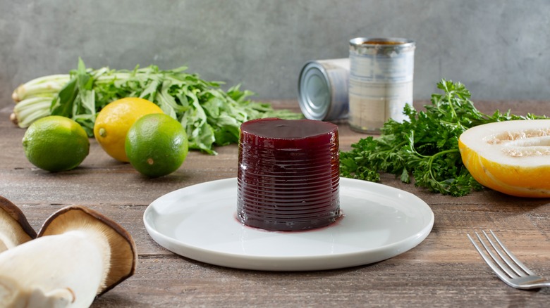 can of jellied cranberry sauce