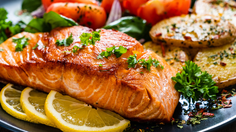 Salmon with lemon and vegetables 