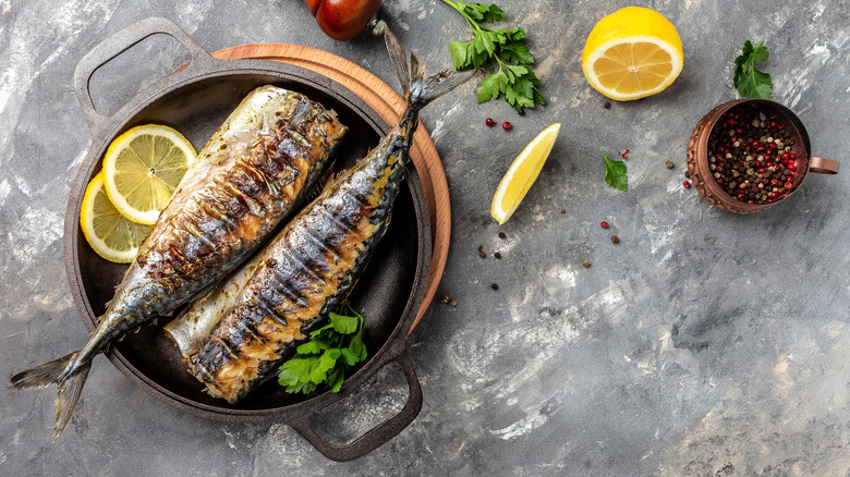 Mackerel with lemon and garnish 