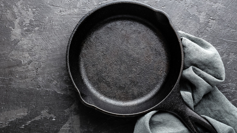 cast iron skillet with towel