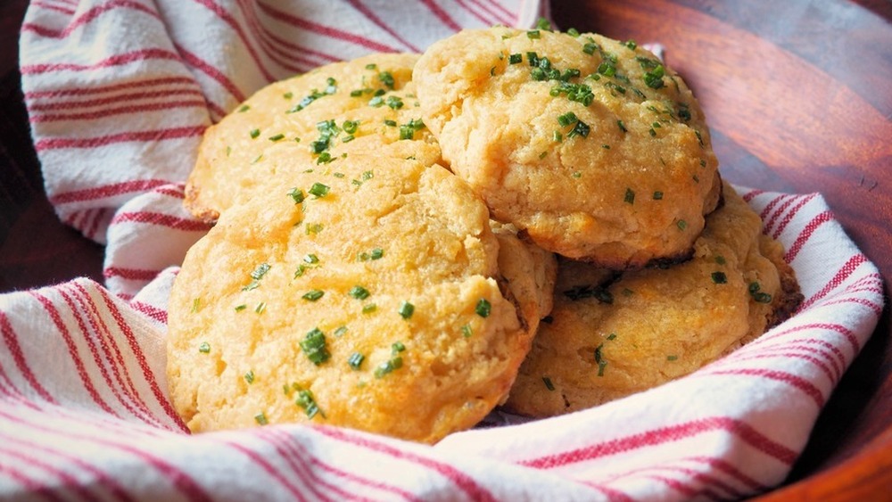 five-ingredient garlic cheddar biscuits