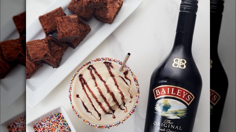 Mudslide cocktail with brownies