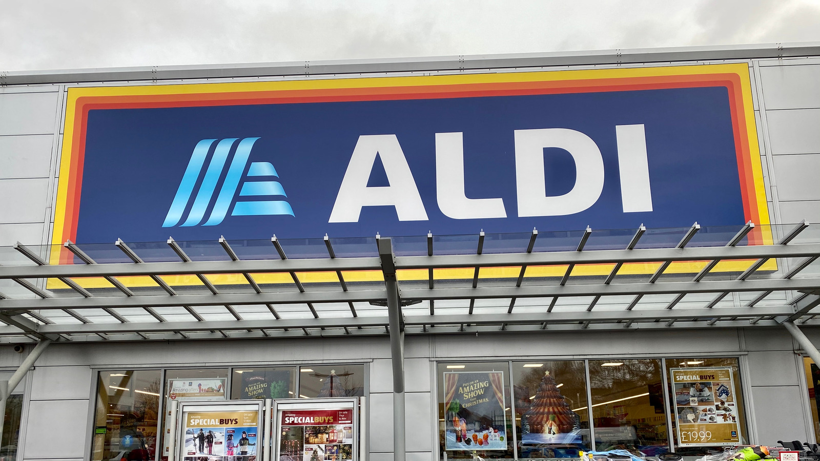 Did market. Aldi Лондон. Магазин aldi Великобритания. Большой супермаркет. В Турции aldi магазин.