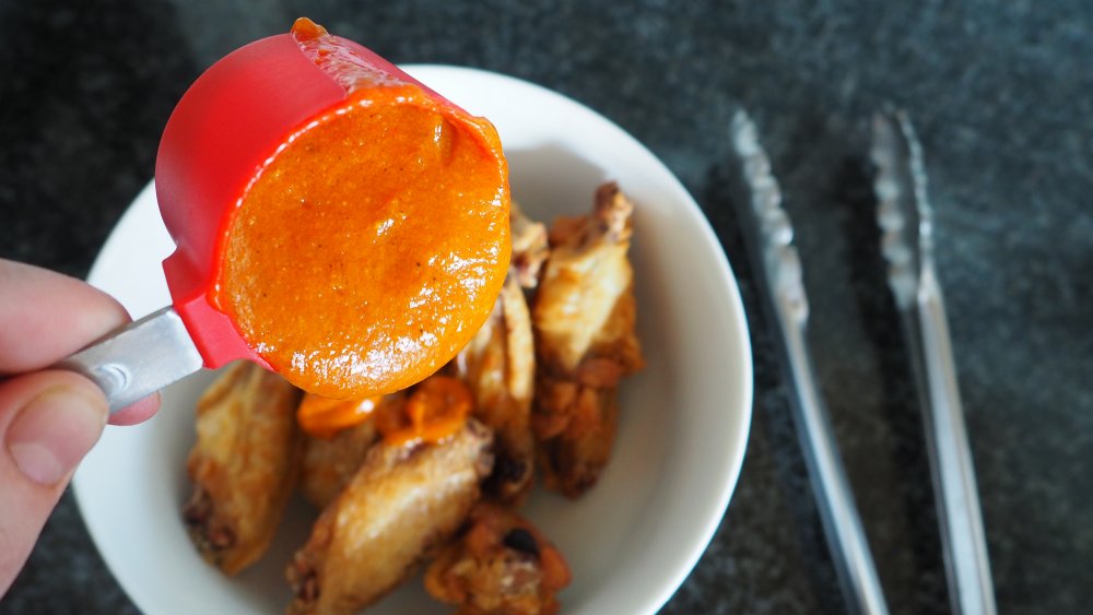 how to coat chicken wings with sauce