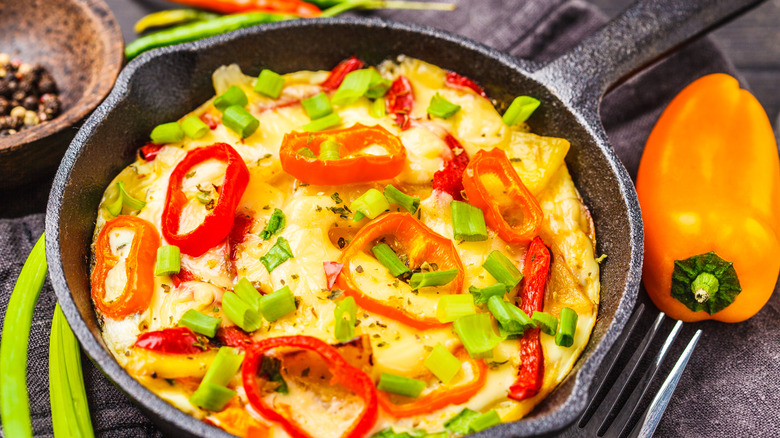 Pepper frittata with scallions 