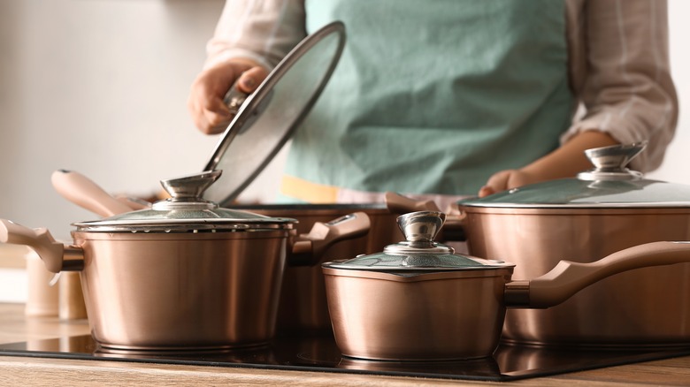 Man using a cookware set