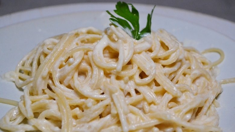 alfredo sauce on pasta with parsley